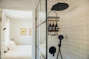3 habitaciones, escritorio y tabla de planchar con plancha