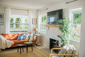 Smart TV, fireplace, offices - Near Anna Maria Beaches & Downtown•Newly Renovated• Pet-Friendly & Fenced Yard (Bradenton)