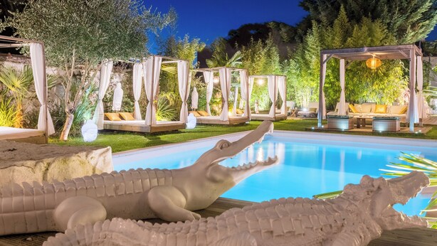 Seasonal outdoor pool, open 9:30 AM to 10:00 PM, pool umbrellas - Buddha Beach Thoiry  (Thoiry)