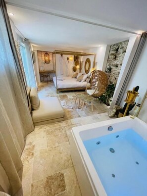 Suite prestige XL, baignoire à jets | Individually decorated, free WiFi, bed sheets - Buddha Beach Thoiry  (Thoiry)