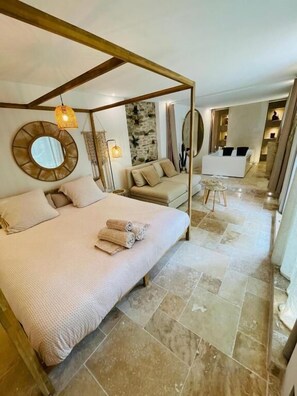 Suite prestige XL, baignoire à jets | 客室ごとに異なる装飾、WiFi (無料)、ベッドシーツ