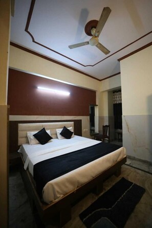 Deluxe Double Room | Free WiFi - Hotel Ambika Palace by Shiwani Associate (Agra)