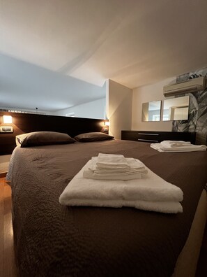 2 عدّة غرف نوم ومكتب وسرير سفر وواي فاي مجانًا