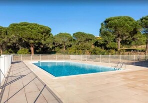 Outdoor pool - Côte D'azur: Villa Cosy, Très Proche de la Plage (Roquebrune-sur-Argens)