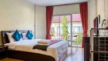 Superior King | Desk, blackout curtains, free WiFi, bed sheets