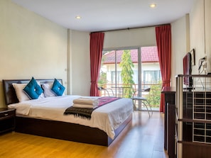 Superior King | Desk, blackout drapes, free WiFi, bed sheets