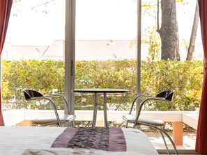 Desk, blackout drapes, free WiFi, bed sheets - Kiatthada Resort (Bangkok)