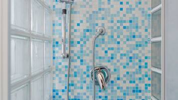 Dusche, kostenlose Toilettenartikel, Bidet