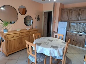 Dining - Apartment in Saint Jean de Monts with Balcony and WIFI (Saint-Jean-de-Monts)