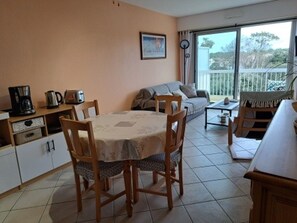 TV - Apartment in Saint Jean de Monts with Balcony and WIFI (Saint-Jean-de-Monts)