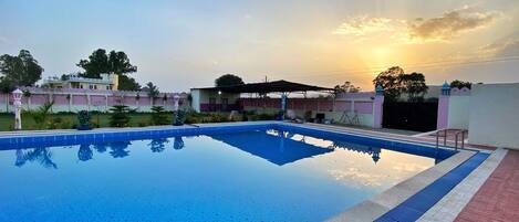 Una piscina al aire libre