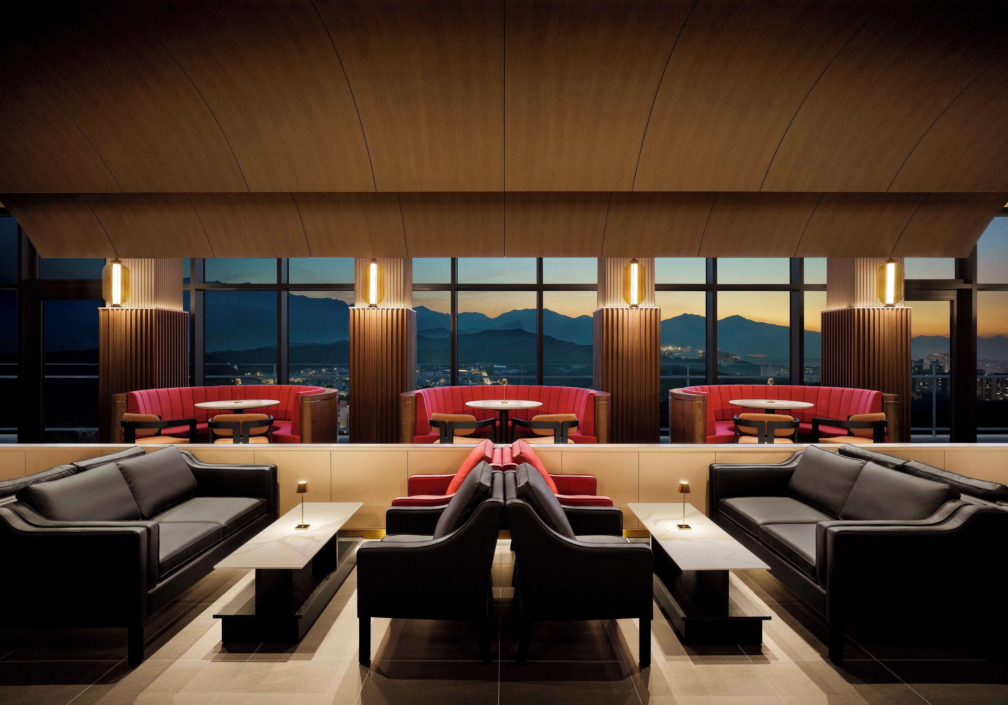 2 bars/lounges, poolside bar