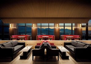 2 bars/lounges, een poolbar