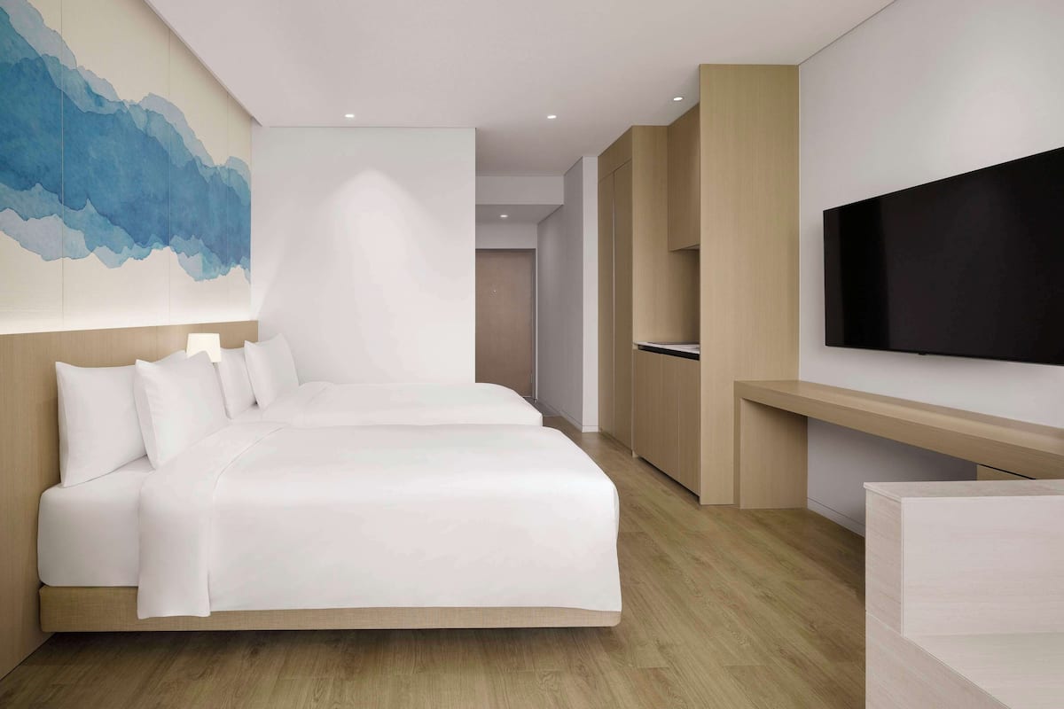 Superior Twin Room | 2 bedrooms, in-room safe, laptop workspace, free cribs/infant beds