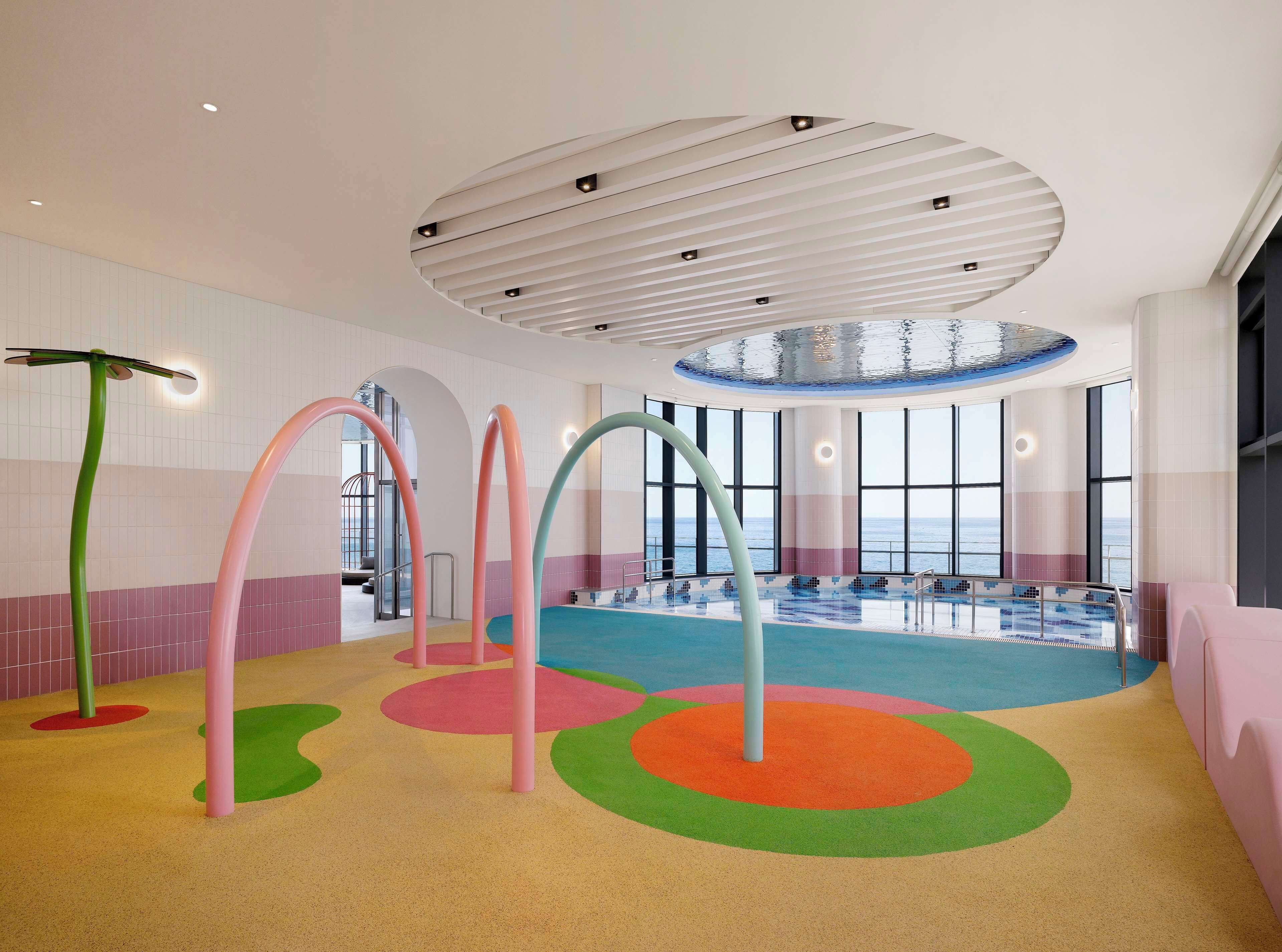 室內游泳池和室外游泳池