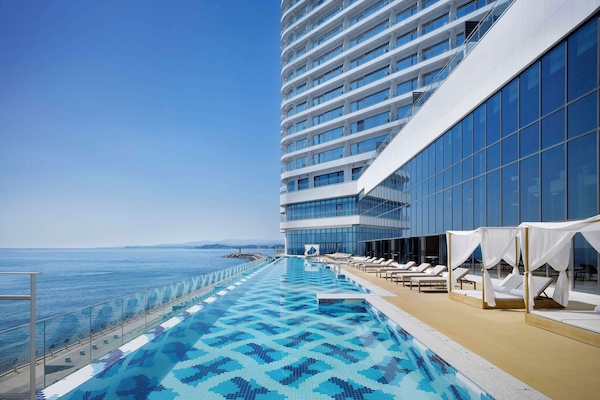 Innendørsbasseng og utendørsbasseng