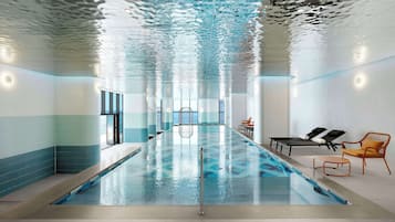 Una piscina techada, una piscina al aire libre
