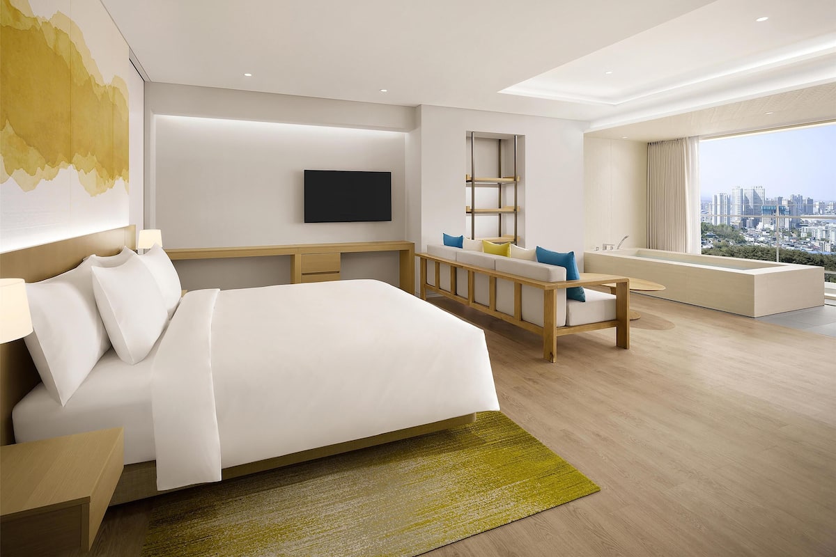 2 bedrooms, in-room safe, laptop workspace, free cribs/infant beds