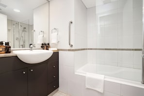 Hiustenkuivaaja, pyyhkeet, saippua, sampoo