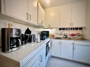 Apartamento luxo | Cozinha privada | Geladeira grande, micro-ondas, fogão, cooktop