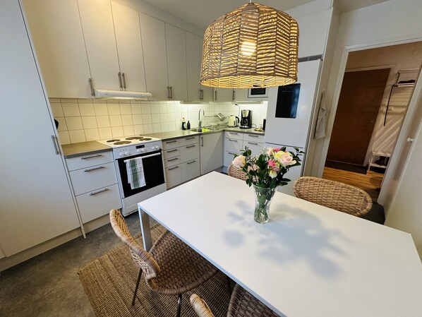 Superior Apartment, 1 Bedroom, Kitchen | Private kitchen | Full-size fridge, microwave, oven, stovetop