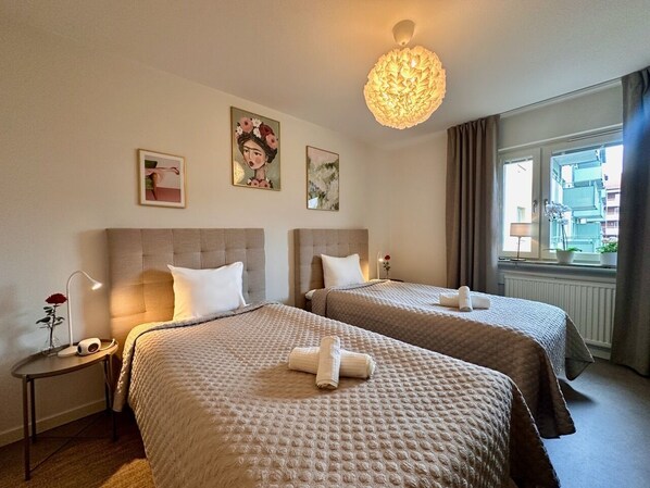Minibar, individually decorated, individually furnished - Prinshöjden Hotel - Central Apartments (Katrineholm)