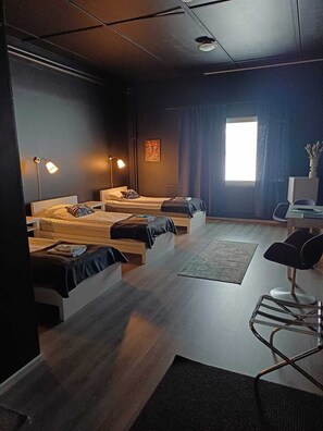 Habitación Premium | Decoración personalizada, muebles diferentes y escritorio