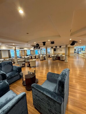 2 bars/lounges, bar met dakterras