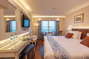 Deluxe Cabin, River View | 1 bedroom, minibar, in-room safe, blackout drapes