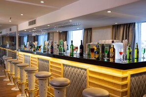 2 bares/lounges, bar na cobertura