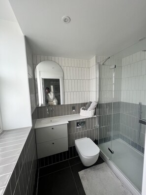 Apartment | Badezimmer | Duschwanne, Komfortbadewanne, Haartrockner, Handtücher