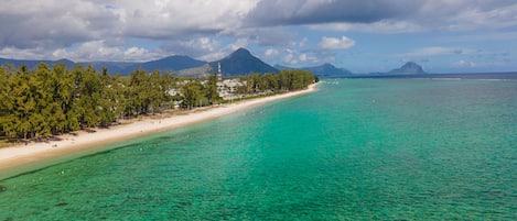 Sulla spiaggia, sabbia bianca, un bar sulla spiaggia