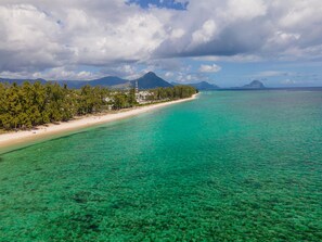 On the beach, white sand, beach bar - O'Beach Boutique Studios (Flic-en-Flac)