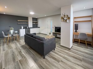 Deluxe Double Room | Living area | 43-inch Smart TV with digital channels - O'Beach Boutique Studios (Flic-en-Flac)
