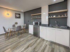 Habitación doble Deluxe | Cocina privada | Frigobar, microondas y tostadora