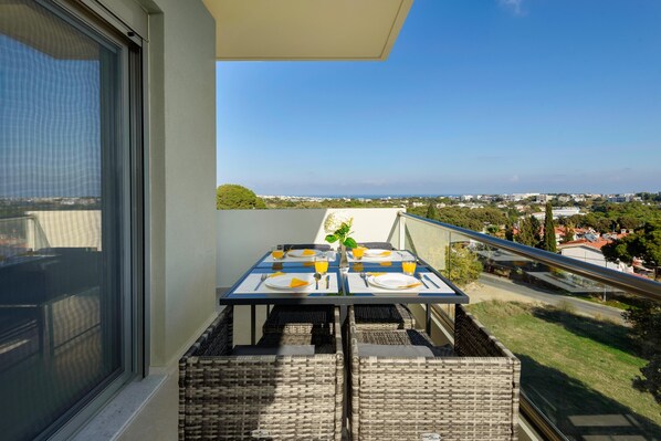 تناول الطعام بالخارج