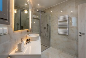 تجهيزات دش، مجففات شعر، مناشف، صابون