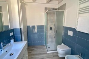 تجهيزات دش، مجففات شعر، مراحيض شطف، مناشف