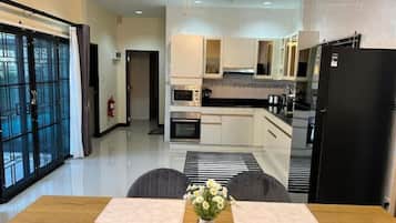 Een koelkast, een microgolfoven, een oven, een kookplaat