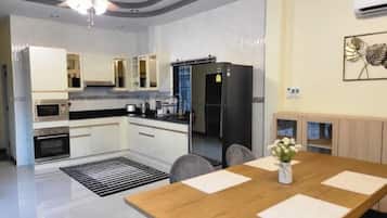 Refrigerador, microondas, horno, placa de cocina