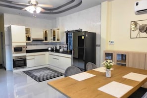 Fridge, microwave, oven, stovetop - Haus mit Pool zu Vermieten (Tambon Nong Pla Lai)