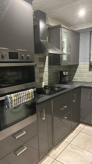 House | Private kitchen | Fridge, microwave, oven, stovetop - Beautiful 3-bed House in London (London)