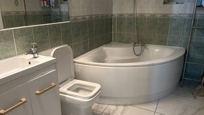 Rumah | Kamar mandi | Shower dan handuk