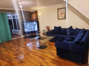 House | Living area | TV - Beautiful 3-bed House in London (London)