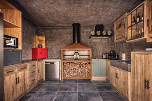 ثلاجة، ميكروويف، فرن، موقد طهي مسطح