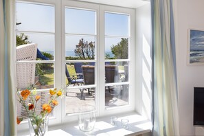 Fernseher, DVD-Player, Tischtennisplatte, Bücher