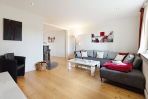 Fernseher, Kamin, DVD-Player, Tischtennisplatte