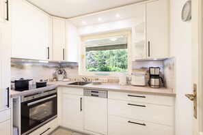 Geladeira, micro-ondas, fogão, cooktop