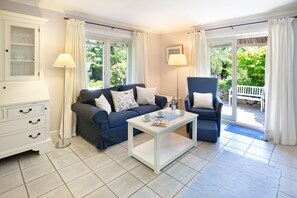 Fernseher, Kamin, Tischtennisplatte, Bücher