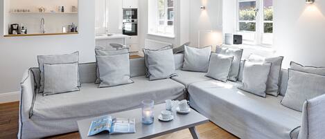 Télévision, cheminée, lecteur de DVD, table de tennis de table